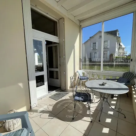 En Duplex A 50m De La Avec Jardin Privatif Et Proche Commerces A Jullouville - Fr-1-361-48 * Bouillon