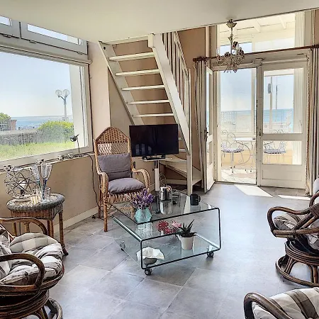 En Duplex A 50m De La Avec Jardin Privatif Et Proche Commerces A Jullouville - Fr-1-361-48