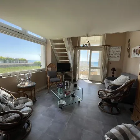 En Duplex A 50m De La Avec Jardin Privatif Et Proche Commerces A Jullouville - Fr-1-361-48 Bouillon