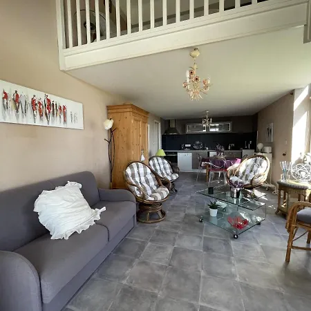 En Duplex A 50m De La Plage Avec Jardin Privatif Et Proche Commerces A Jullouville - Fr-1-361-48 *