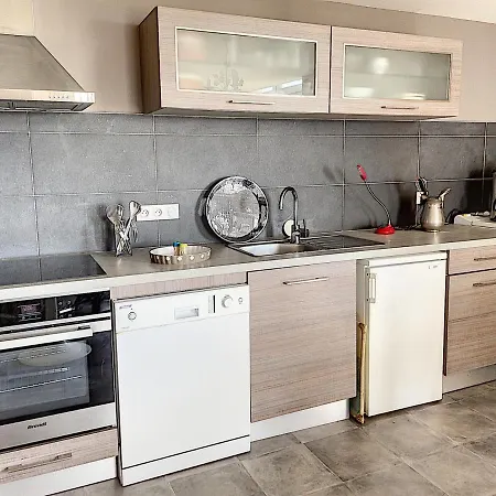 Apartment En Duplex A 50m De La Avec Jardin Privatif Et Proche Commerces A Jullouville - Fr-1-361-48 *