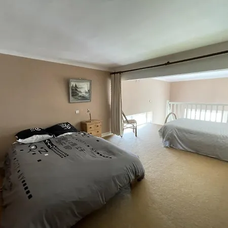 En Duplex A 50m De La Plage Avec Jardin Privatif Et Proche Commerces A Jullouville - Fr-1-361-48 דירה *