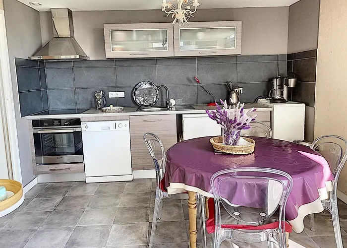 En Duplex A 50m De La Avec Jardin Privatif Et Proche Commerces A Jullouville - Fr-1-361-48 Lejlighed Bouillon