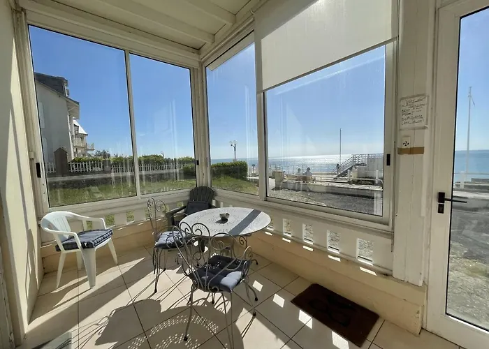 En Duplex A 50m De La Avec Jardin Privatif Et Proche Commerces A Jullouville - Fr-1-361-48