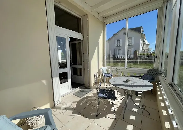 En Duplex A 50m De La Avec Jardin Privatif Et Proche Commerces A Jullouville - Fr-1-361-48 * Bouillon