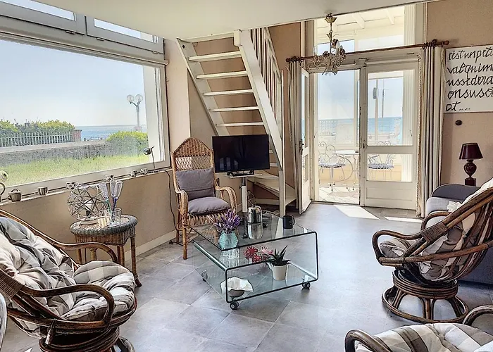 En Duplex A 50m De La Avec Jardin Privatif Et Proche Commerces A Jullouville - Fr-1-361-48