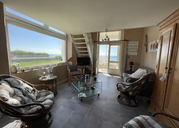 En Duplex A 50m De La Avec Jardin Privatif Et Proche Commerces A Jullouville - Fr-1-361-48 Bouillon