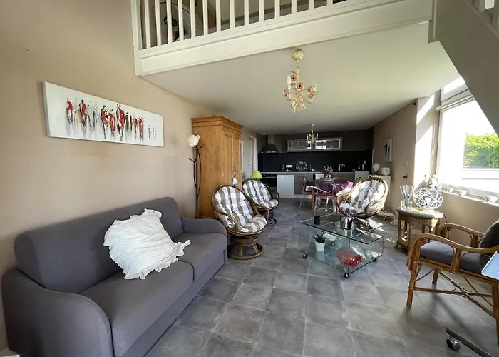 En Duplex A 50m De La Avec Jardin Privatif Et Proche Commerces A Jullouville - Fr-1-361-48 *