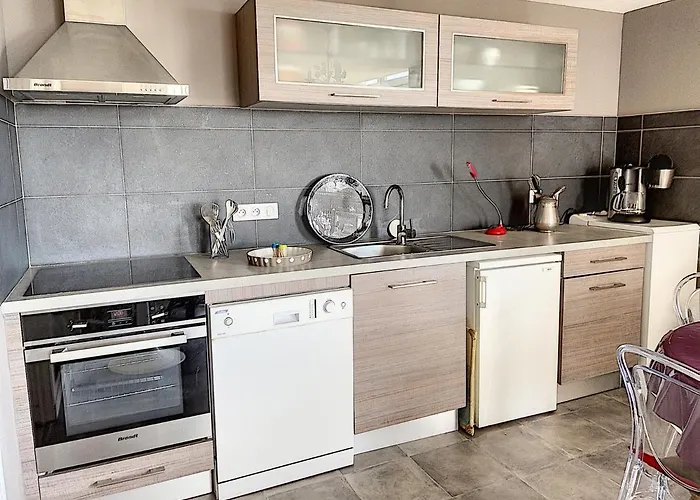 Lejlighed En Duplex A 50m De La Avec Jardin Privatif Et Proche Commerces A Jullouville - Fr-1-361-48 *