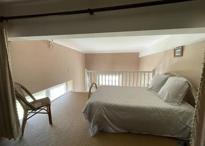 En Duplex A 50m De La Avec Jardin Privatif Et Proche Commerces A Jullouville - Fr-1-361-48